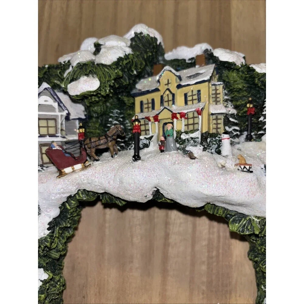 HAWTHORNE VILLAGE Thomas Kinkade Village Christmas Illuminated Wreath 2005